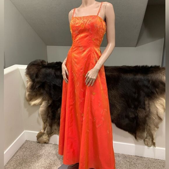 Vintage Style Delicate Hand Beaded Floral Pattern Sleeveless Gown - Picture 12 of 16